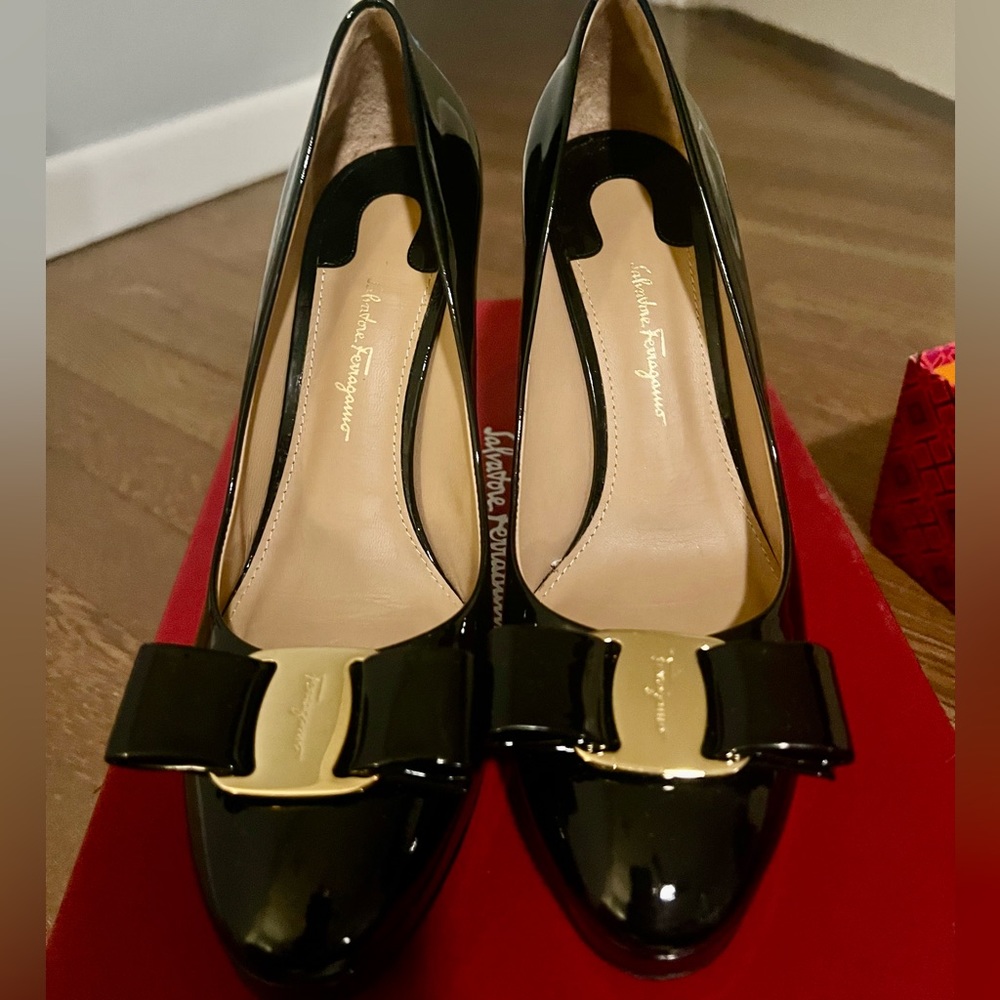 FERRAGAMO OSIMO BLACK  PATENT LEATHER VARA BOW LOGO PLATFORM PUMPS Size 6.5B